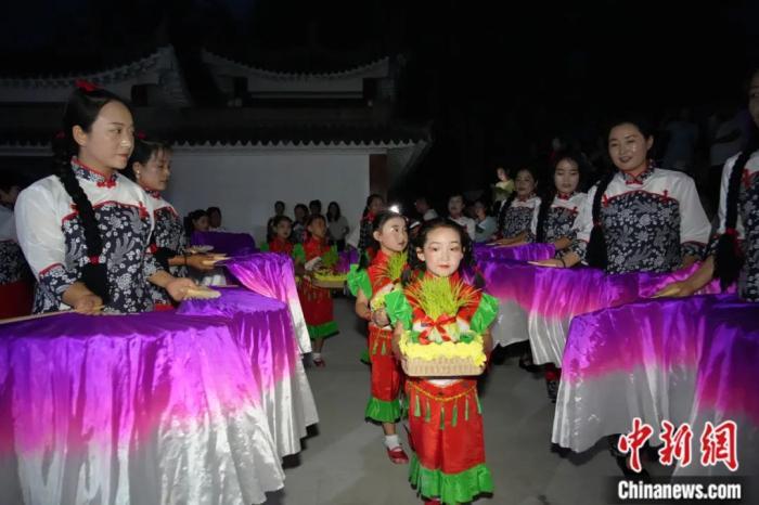 甘肅省西和縣姜席鎮(zhèn)晚霞湖畔，當(dāng)?shù)孛耖g舉行盛大的乞巧儀式。魏朵朵 攝