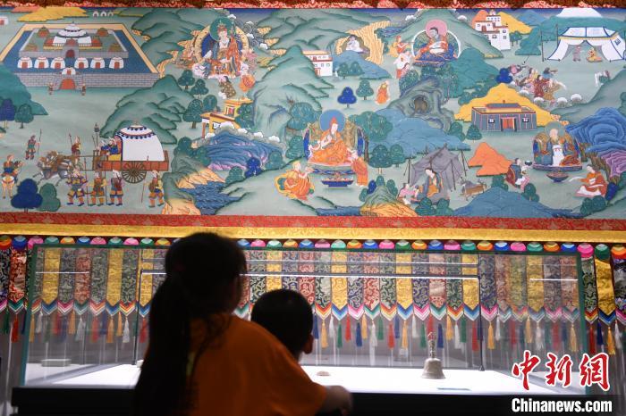 8月20日，兩名小觀眾參觀大型歷史題材卷軸唐卡“涼州會盟”。　戴文昌 攝