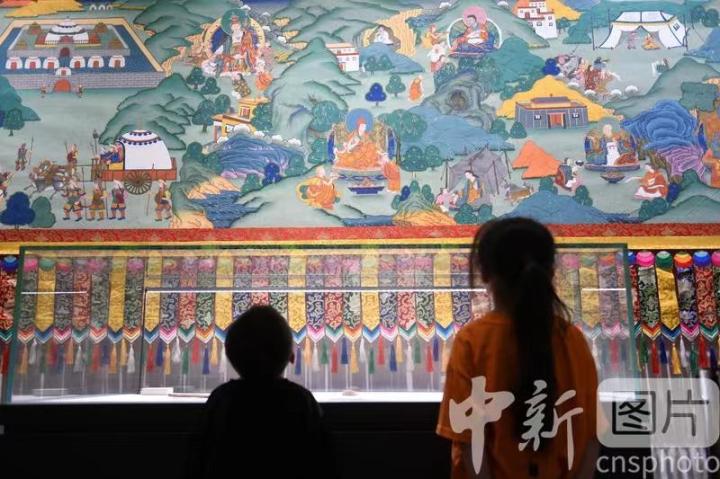圖為觀眾參觀唐卡《涼州會(huì)盟》。 中新社記者 戴文昌 攝