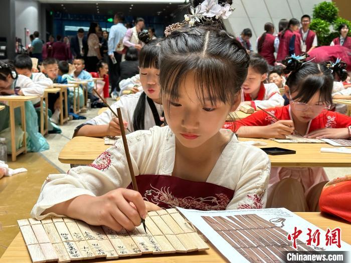 圖為小朋友在甘肅簡牘博物館練習書法?！≈行律缬浾?戴文昌 攝