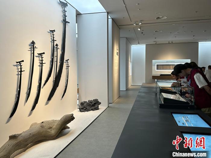 圖為觀眾在甘肅簡牘博物館參觀。中新社記者 戴文昌 攝