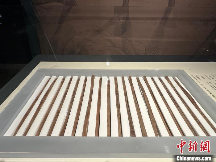 圖為甘肅簡牘博物館展陳的漢簡。中新社記者 戴文昌 攝