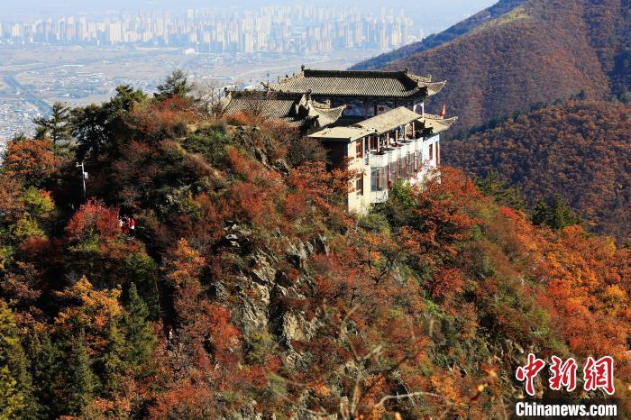 深秋，位于蘭州市榆中縣的興隆山，漫山遍野成五彩顏色。張?zhí)鞂?攝