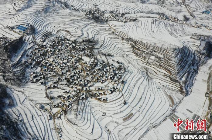 圖為航拍甘肅隴南市西和縣的“雪后鄉(xiāng)村”。(資料圖)張平良 攝