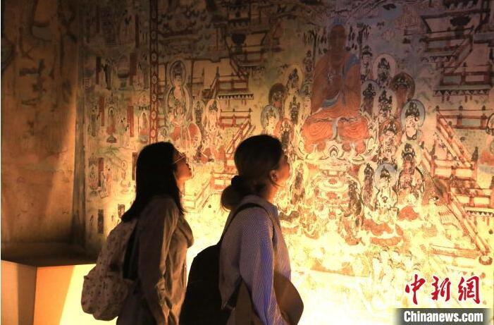 2023年8月27日，游客在甘肅省敦煌市博物館參觀文物展。張曉亮 攝(資料圖)