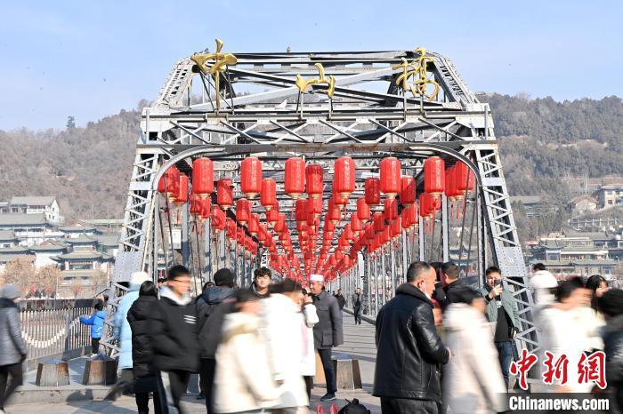 1月30日，裝扮一新的中山橋?yàn)榧磳⒌絹?lái)的新春佳節(jié)增添節(jié)日氛圍。九美旦增攝</p><p>