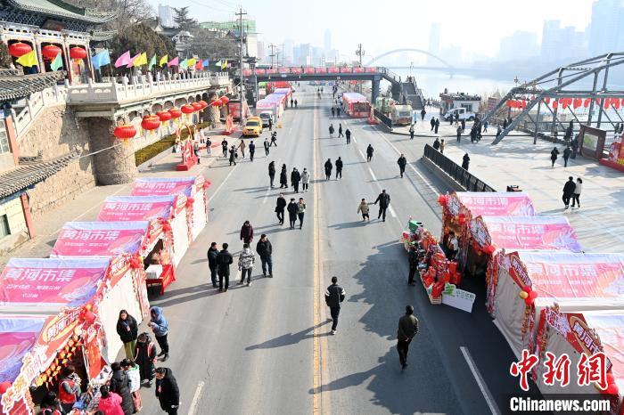 1月30日，蘭州黃河畔的年貨集市吸引顧客選購(gòu)年貨。九美旦增 攝</p><p>