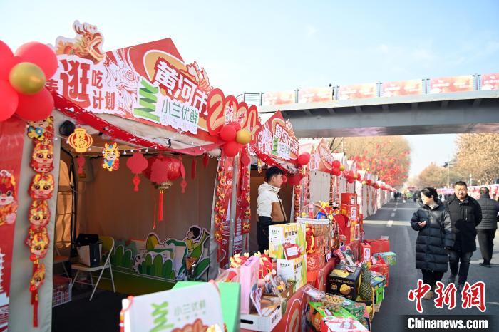 1月30日，蘭州黃河畔的年貨集市吸引顧客選購(gòu)年貨。九美旦增 攝</p><p>