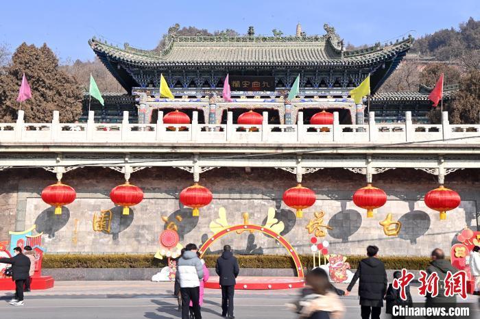 1月30日，裝扮一新的蘭州白塔山公園節(jié)日氛圍濃厚。九美旦增 攝</p><p>