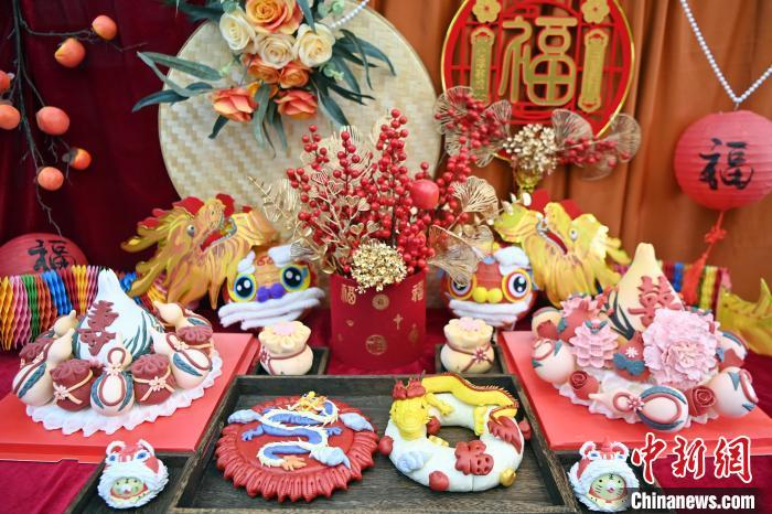1月25日，春節(jié)臨近，蘭州一花饃店“龍”元素花饃熱銷(xiāo)。圖為展出的“龍”元素花饃。九美旦增 攝