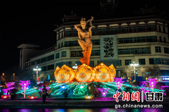2024年春節(jié)期間，敦煌市中心盤旋路上的反彈琵琶燈組。王斌銀 攝