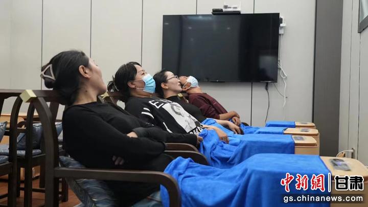 圖為當(dāng)?shù)鼐用耋w驗(yàn)藏醫(yī)院診療。卓瑪草 攝