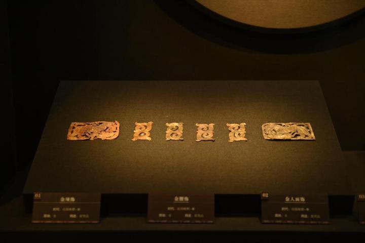 張家川縣馬家塬車(chē)輿博物館展陳的馬家塬遺址出土的金項(xiàng)飾、金腰飾、金人畫(huà)飾等。李亞龍 攝　　
