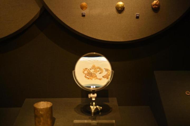 張家川縣馬家塬車(chē)輿博物館展陳的馬家塬遺址出土的金飾。李亞龍 攝　