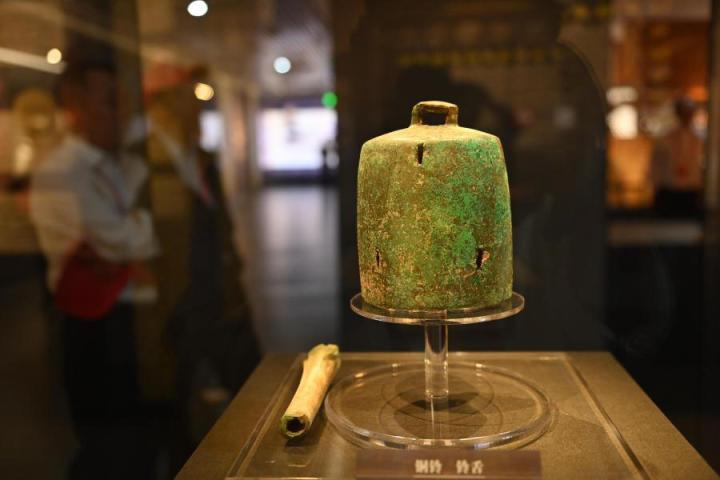張家川縣馬家塬車(chē)輿博物館展陳的馬家塬遺址出土的銅鈴。李亞龍 攝
