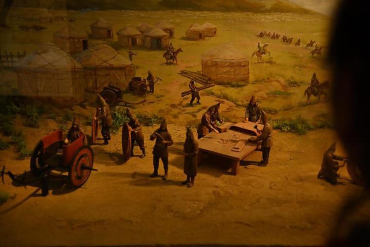 在張家川縣馬家塬車(chē)輿博物館展陳的關(guān)于戰(zhàn)國(guó)西戎車(chē)輿制作過(guò)程的模型。李亞龍 攝