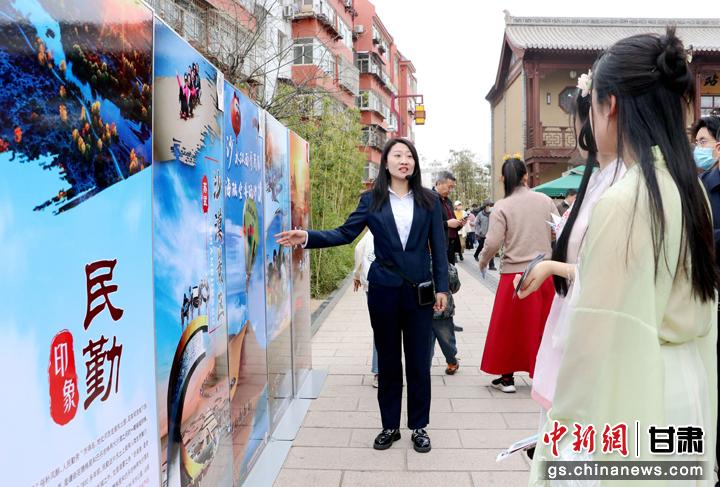 3月下旬，民勤縣在天水啟漢樓廣場舉行推介會，宣傳本地旅游資源和農(nóng)特優(yōu)產(chǎn)品。圖為工作人員向游客介紹民勤自然風光、歷史文化。馬愛彬 攝