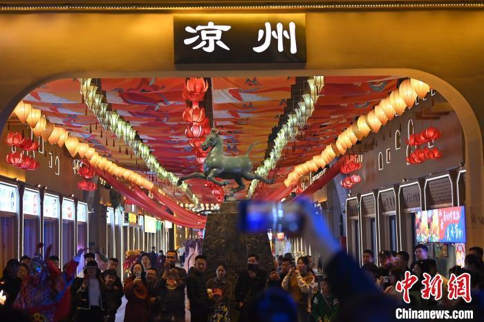 圖為游人拍攝煥然一新亮相的街區(qū)。李亞龍 攝</p><p>