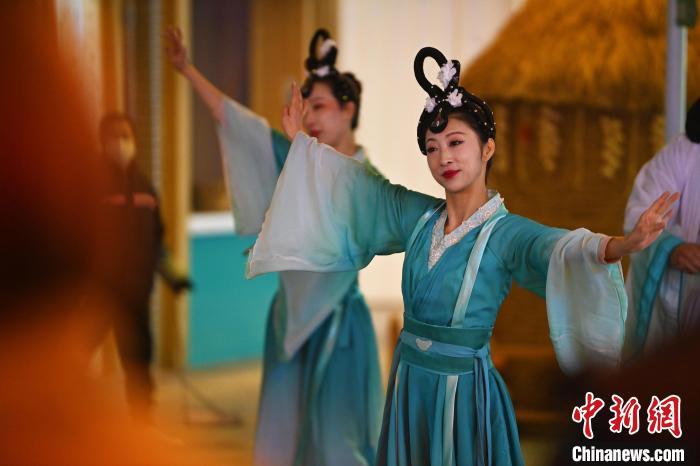 圖為工作人員進行舞蹈表演。李亞龍 攝</p><p>