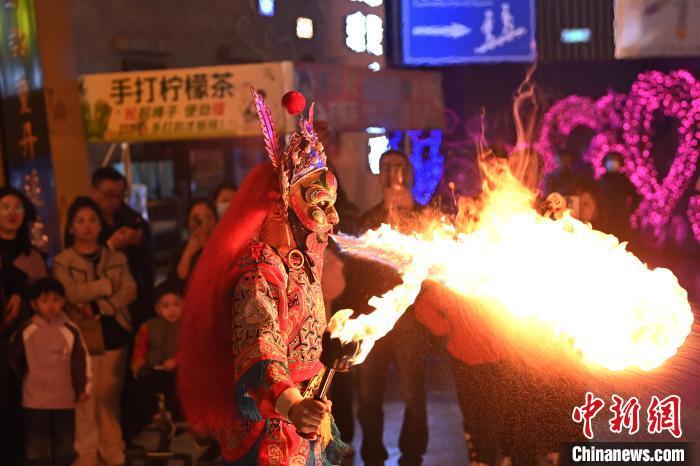 圖為工作人員進行雜耍表演。李亞龍 攝</p><p>
