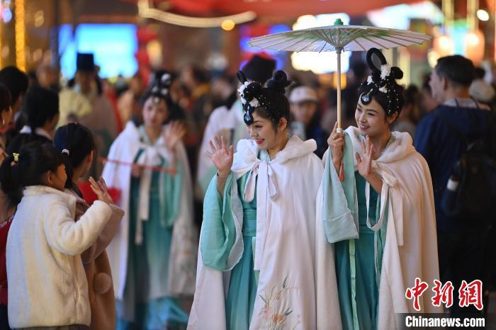 圖為街區(qū)人員著傳統(tǒng)服飾與游人互動。李亞龍 攝</p><p>