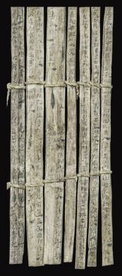 漢簡(jiǎn)《康居王使者冊(cè)》。此簡(jiǎn)記載了西域康居國(guó)使者前來(lái)“進(jìn)貢”駱駝，抵達(dá)敦煌遇到不公后反映問(wèn)題，朝廷受理解決的經(jīng)過(guò)。新華社發(fā)（甘肅簡(jiǎn)牘博物館供圖）