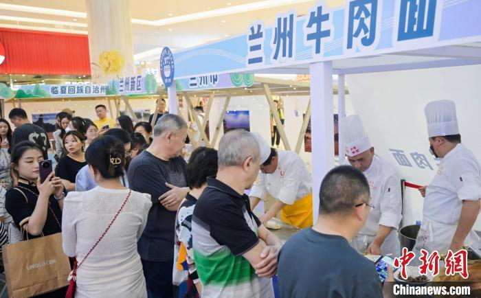 5月11日，“醉美玉如意·感恩幫扶情”甘肅(天津)文創(chuàng)非遺市集和特色美食展示活動在天津舉行。(天津市文旅局供圖)
