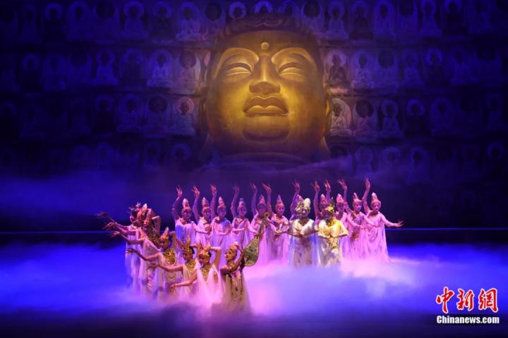 2024年2月23日晚，中國經(jīng)典舞劇《絲路花雨》在甘肅蘭州演出恭賀新春。李亞龍 攝