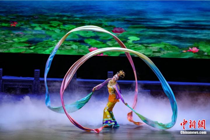 2023年4月17日晚，中國經(jīng)典舞劇《絲路花雨》在澳門百老匯劇場演出。甘肅演藝集團 供圖