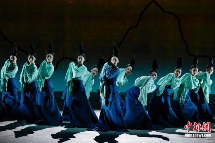 2024年2月29日晚，舞蹈詩劇《只此青綠》在北京上演，多國駐華使節(jié)和國際組織代表前來觀賞。韓海丹 攝