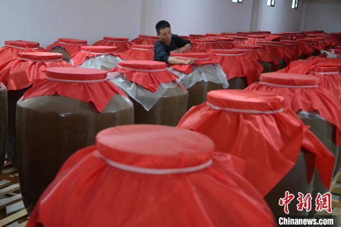 圖為5月10日，工作人員在儲(chǔ)酒庫(kù)檢查酒缸密封性。九美旦增　攝