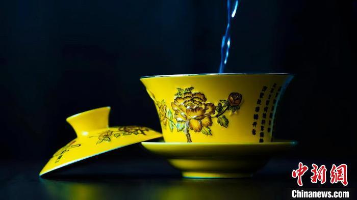 2023年5月，拍攝的臨夏特色茶飲——蓋碗茶。(資料圖)臨夏市融媒體中心供圖