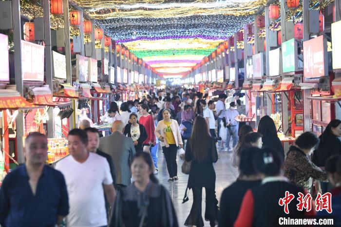 圖為燈光亮起，明清街夜市人氣漸旺?！〈魑牟?攝</p><p>