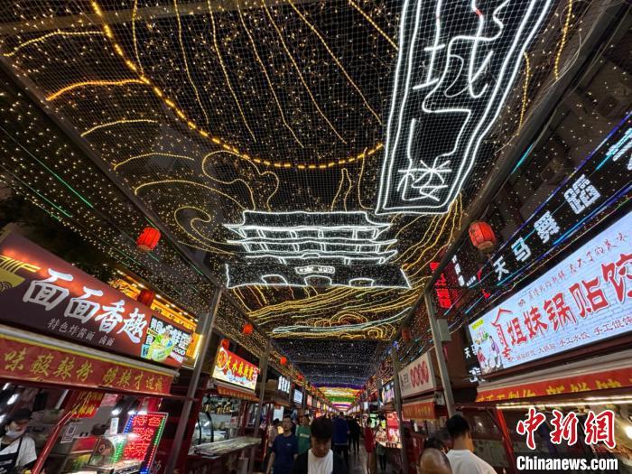 圖為明清街夜市燈光點亮具有武威文化元素的“涼州古城門”彩燈?！〈魑牟?攝</p><p>