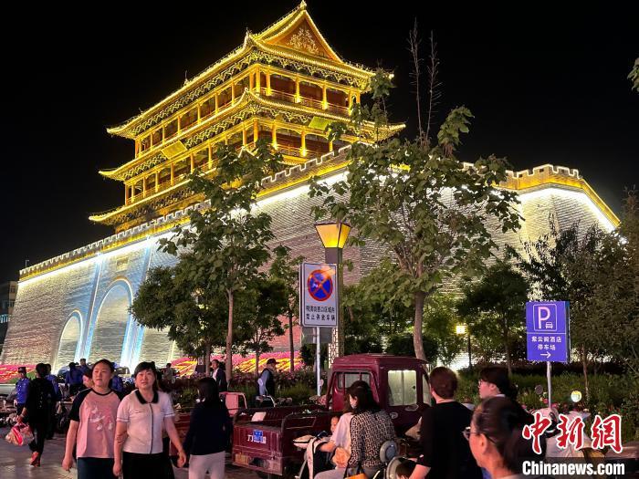 圖為夜幕降臨，涼州古城門燈光亮起?！〈魑牟?攝
