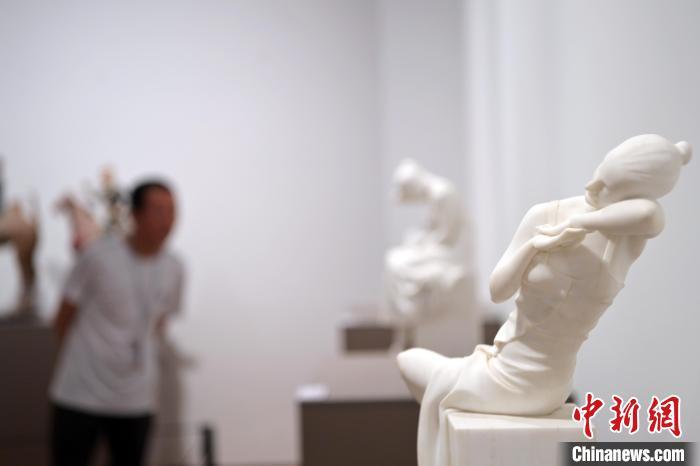 5月21日，在“絲路印跡”雕塑藝術(shù)作品展展出的作品《綺羅香·香》。九美旦增 攝</p>
<p>