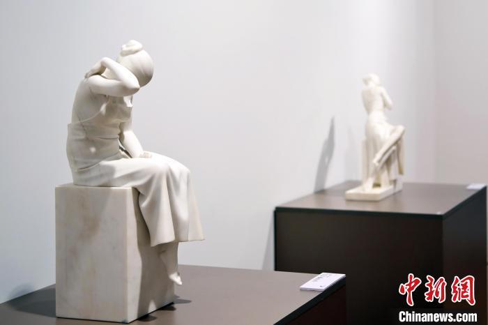 5月21日，在“絲路印跡”雕塑藝術(shù)作品展展出的雕塑作品《聲聲慢·艾艾》。九美旦增 攝</p>
<p>
