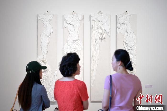 5月21日，觀眾參觀在“絲路印跡”雕塑藝術(shù)作品展展出的作品《無(wú)相》。九美旦增 攝</p>
<p>