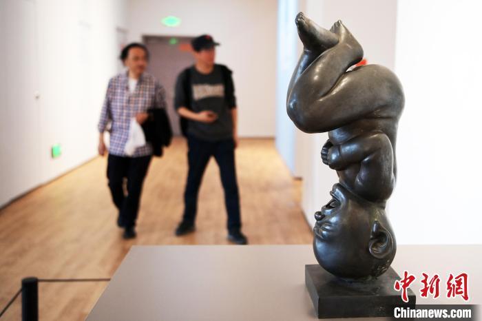 5月21日，觀眾參觀“絲路印跡”雕塑藝術(shù)作品展展出的雕塑作品。九美旦增 攝</p>
<p>