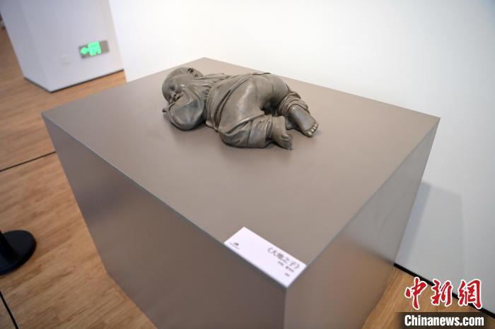 5月21日，在“絲路印跡”雕塑藝術(shù)作品展展出的作品《大地之子》。九美旦增 攝</p>
<p>