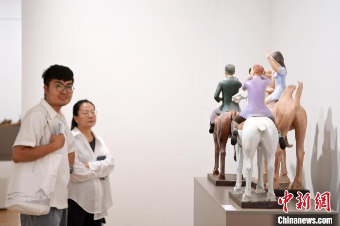 5月21日，觀眾參觀在“絲路印跡”雕塑藝術(shù)作品展展出的雕塑作品《絲路話語(yǔ)》。九美旦增 攝</p>
<p>