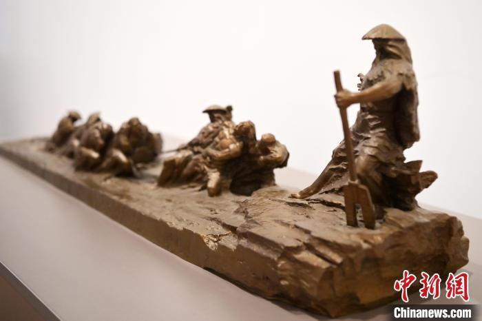 5月21日，在“絲路印跡”雕塑藝術(shù)作品展展出的作品《治水為民·禹德九州》。九美旦增 攝</p>
<p>