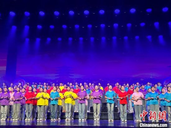 5月28日晚，“詩意甘肅·絲路長(zhǎng)風(fēng)三千里”——月出涼州·武威詩會(huì)在甘肅省武威市漢唐天馬城舉行。楊娜 攝