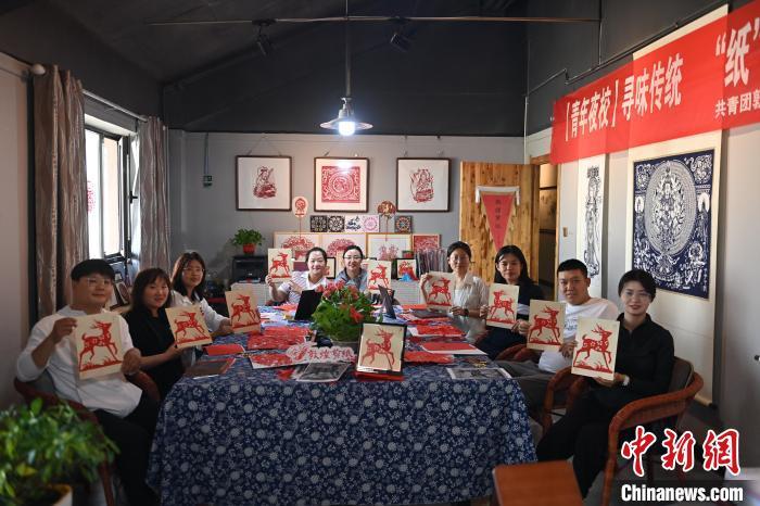 6月6日，在甘肅敦煌青年夜校課程中，青年學(xué)員展示學(xué)習(xí)敦煌非遺剪紙的成果。