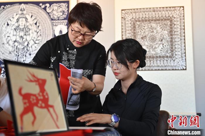6月6日，在甘肅敦煌青年夜校課程中，青年學(xué)員學(xué)習(xí)敦煌非遺剪紙課程。李亞龍 攝