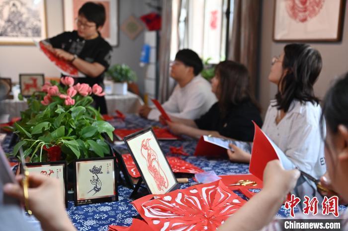 6月6日，在甘肅敦煌青年夜校課程中，青年學(xué)員學(xué)習(xí)敦煌非遺剪紙課程。李亞龍 攝　　