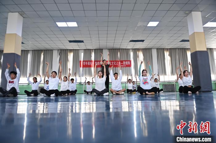 6月6日，在甘肅敦煌青年夜校課程中，青年學(xué)員學(xué)習(xí)敦煌舞課程。李亞龍 攝　　
