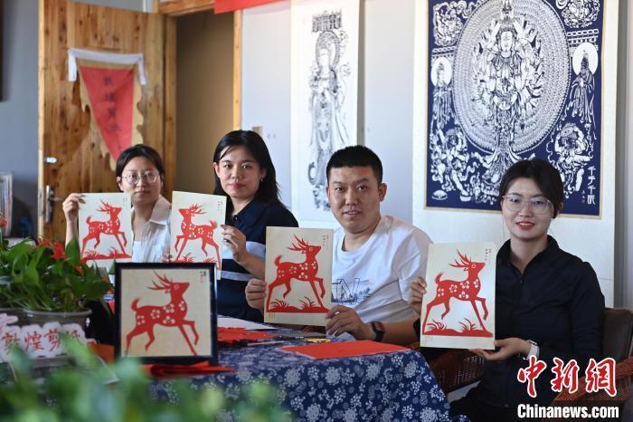 6月6日，在甘肅敦煌青年夜校課程中，青年學(xué)員展示學(xué)習(xí)敦煌非遺剪紙的成果。李亞龍 攝　　