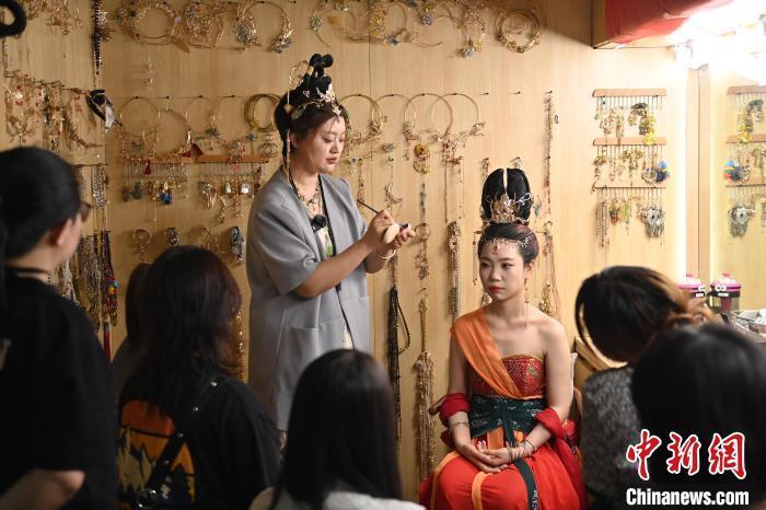 6月6日，在甘肅敦煌青年夜校課程中，青年學(xué)員學(xué)習(xí)敦煌美妝課程。李亞龍 攝