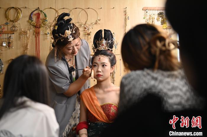 6月6日，在甘肅敦煌青年夜校課程中，青年學(xué)員學(xué)習(xí)敦煌美妝課程。李亞龍 攝　　